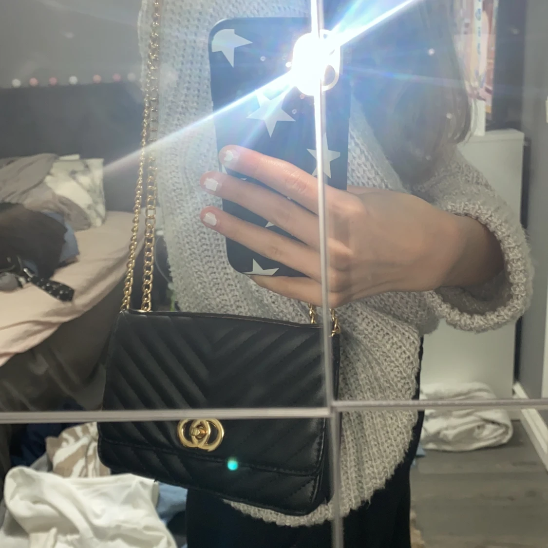 En svart och guldig fin väska - 90