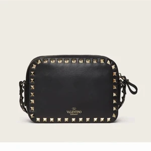 Valentino väska  - Valentino camera bag väska i svart som är jätte bra skick, dustbag tillkommet, äkta. Skriv för mer bilder på väskan💞pris går att diskutera 