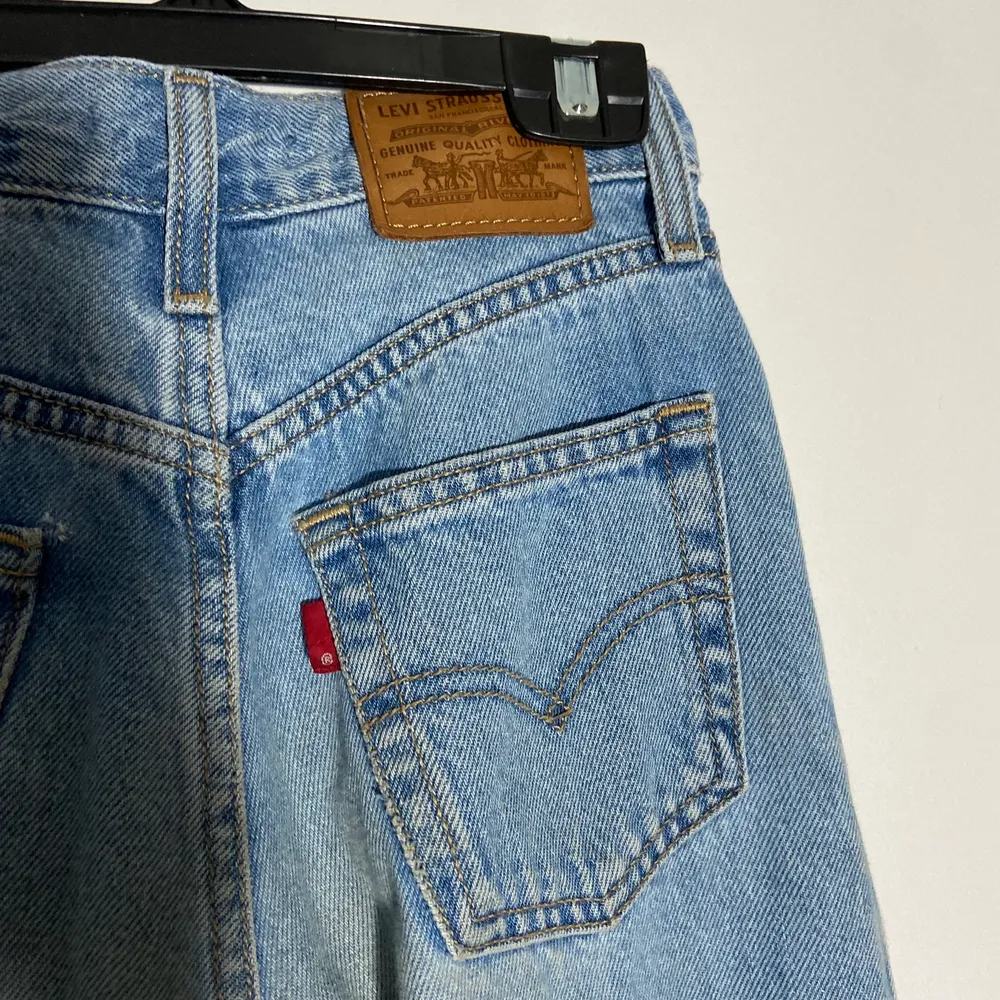 Jättta fina ballong leg jeans från Levis. Säljer på grayens av att dom inte används💕 Ny pris 1 190 köparen står för frakt😊. Jeans & Byxor.