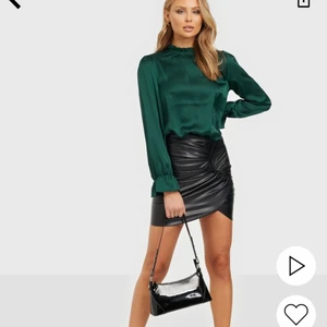 Festblus - Mörkgrön festblus i satin från NLY med volang armar! Perfekt skick✨