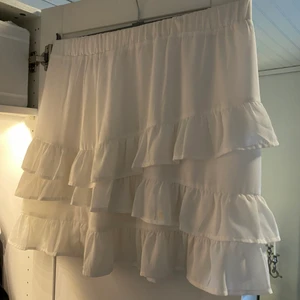 volangkjol från Nakd - Supersöt vit volangkjol från nakd! Perfekt till sommaren! 