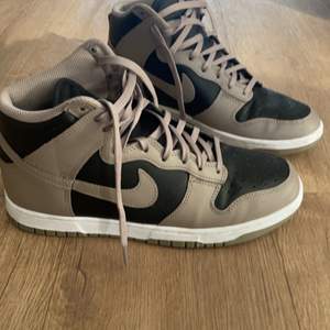 Nike dunk high moon fossil, knappt använda alltså helt nya, bara testade då dom inte passade mig. Nypris 3000kr tyvärr slängdes lådan. Storlek 42 (27cm)