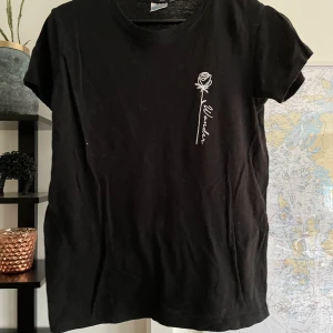 Svart T-shirt  - Svart T-shirt i storlek small. Paket skickas samma dag som betalning är mottagen. Vid frågor vänligen kontakta via meddelande.