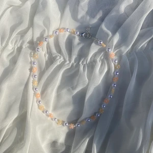 Evelina necklace - Halsbandet ”Evelina” är ett smycke som piffar upp din outfit lite extra, ett halsband med blommor i ljusa härliga färger. Justerbart med förlängningskedja och karbinhake. Standardfrakten ligger alltid på 19:- oavsett hur stor beställningen är! Går att beställa här eller via vår hemsida som finns länkad i profilen!