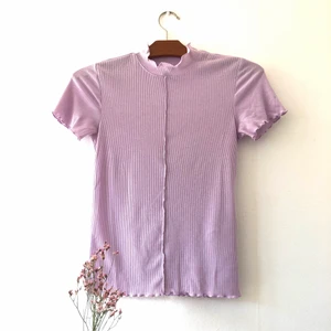 Oanvänd topp från PIECES - Väldigt skön, något transparent topp från PIECES. Oanvänd. Lila (konstig upplösning på bilderna)  🌷50% polyester (recycled), 42% polyester, 8% elastan