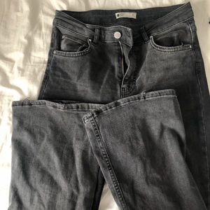 Grå bootcut  - Stretchiga byxor från Gina!