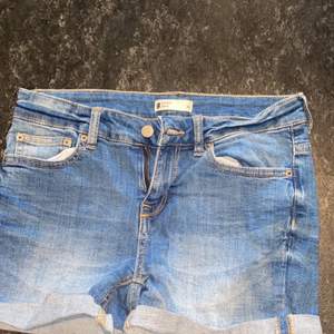 Ett par jeans shorts från Gina tricot som har mellanhög midja 