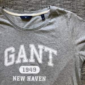 Grå T-shirt från Gant, jag har bara använt tröjan 1 gång. Jag köpte tröjan i butik för 399kr säljer för 99kr. Super fin tröja i skönt material. Kan skicka över hela sverige. 