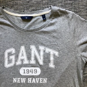 Grå Gant T-shirt Stl.S - Grå T-shirt från Gant, jag har bara använt tröjan 1 gång. Jag köpte tröjan i butik för 399kr säljer för 99kr. Super fin tröja i skönt material. Kan skicka över hela sverige. 
