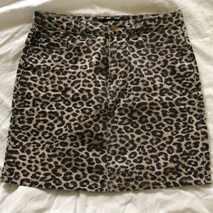 Leo kjol - Säljer en superfin kjol i leopardmönster som inte passar mig längre. Storlek M. Frakt 66kr🤎🤍