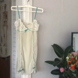 🤍 Babydoll neglige 🧚🏻 - Turkos och gräddvit neglige i mesh med rosett och spets detaljer🧚🏻