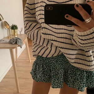 Grön blommig kjol!! - Storlek M men passar mig som ofta har XS/S!!