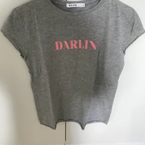 Grå t-shirt - Grå t-shirt med rosa text DARLIN’