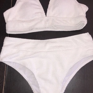 Vit v-ringad bikini - Jättefin vit bikin, köpte den för storlek s men skulle passa bättre på m men funkar för s också. Den kom igår. Köpte den för 200kr för bättre bilder skriv