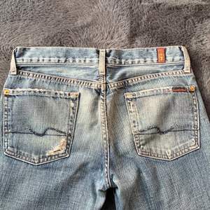 Jättefina lågmidjade ”7 for all mankind” jeans. Köpt på sellpy men säljer för att de är för små och korta på mig som är ca 172. 180kr + frakt💞 innerbenslängden är ca 72 cm