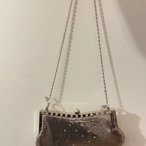 Metallisk väska - Vintage väska med metall material och stenar! Mycket fin men kommer inte till användning längre ☺️ faller ner till midjan (jag är 164cm lång)