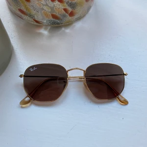 Rayban Hexagonal - Säljer mina älskade Rayban Hexagonal. Endast använda en gång då de ej passade mig. Fodral och alla tillbehör ingår. 💘❤️💘
