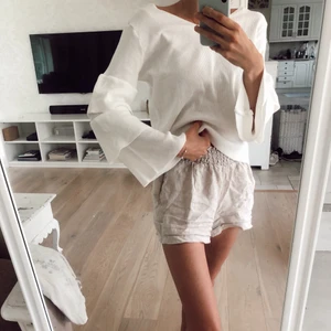 Stickad tröja med volangärmar - Vit simpel stickad tunn tröja 🤍 stolek uppskattad till S/M