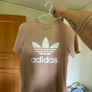 Adidas t shirt  - Adidas t shirt storlek S beige. 150 plus 66kr spårbar frakt 🥰