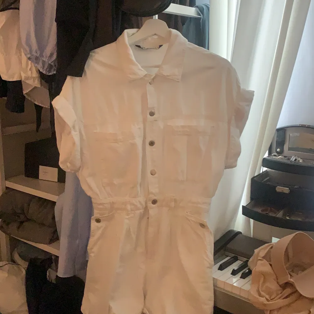 SUPER FIN ZARA JUMPSUIT MED SHORTS BRALLOR, storlek M knappt använd endast 2 ggr:) pris 200kr exklusive frakt. Shorts.