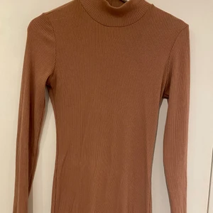 Kort klänning - Nude klänning med turtleneck som sitter tight