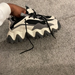 Skor från NAKD - Säljer dessa skor från NAKD som jag köpte för 500. Använda fåtal gånger och är i storlek 38🦋  kan mötas upp i Stockholm annars fraktar jag men köparen står för frakt 😊