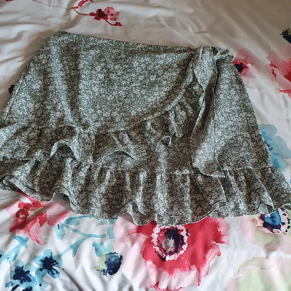 En söt geön omlott kjol