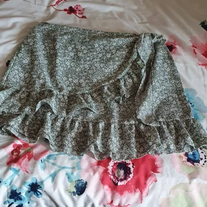 En söt geön omlott kjol - I mycket bra skick och passar M- l I mycket bra skick och passar _ l .finns fler bilder 