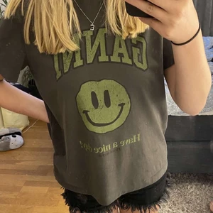 Ganni tshirt! - Intressekoll på min slutsålda ganni tshirt! Säljer pga att jag inte använder den så mycket längre! 💗 Buda från 600kr!