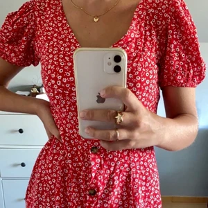 Klänning - Supersöt klänning från HM i storlek 36. Klänningen slutar ovanför knäna. Köpare står för frakten!❤️❤️Buda i kommentarerna!