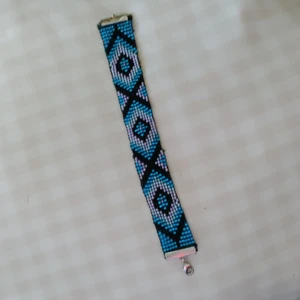 Armband - Här är ett handgjort armband jag har gjort som är i typ 20 cm långt. Färger: svart,lila,ljus blå och blå. Kan göras i andra färger kontakta bara mig så kan jag säga i vilka färger jag kan göra i just nu och så kan man säga hur långt man vill ha. Den här "storleken" kostar 150 kr. Kontakta mig om mer info eller "beställning"👻🥺🌺🤩