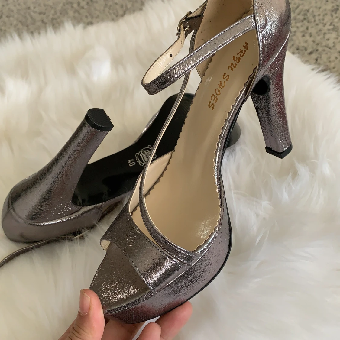 Glittriga Silver klackar-storlek 40- aldrig använt 