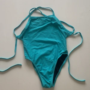 Jolyn  - En super fin Jolyn baddräkt i stolek 26 (xs/xxs) säljer för den blivit för liten. Super fin färg (Hawaii blue) i ny skick då det inte finns några slitningar eller liknande köptes för 699kr tänker mig runt kanske 200-299kr om ni vill ha bilder eller någon fråga är det bara att fråga ✨✨