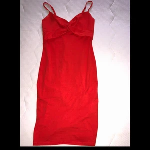 Klänning  - Klämning ej använd. Färgen är röd