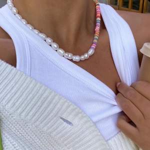 Gör dessa halsband på beställning för 249kr! Pärlorna är äkta och mycket hållbara🥰 Säljer även mina egengjorda smycken på Instagram: @aliceruthjewelry 🤍 Frakten kostar endast 12kr och jag postar oftast samma dag