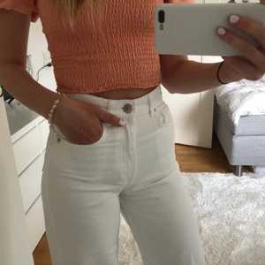 Straight Jeans  - Fina jeans, köpta på Zara för ett år sedan. Storlek 32, rawcut så man kan klippa kortare om så önskas. Skicket är bra, sällan använda och säljer de för att de är för korta för mig som är 169 cm. Utöver längden sitter de supersnyggt. Frakt tillkommer 🍀✨🦋💞🥰