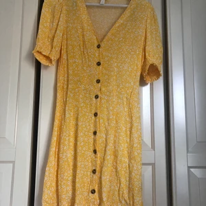 Sommarklänning  - Supersöt klänning från hm💛klänningen är köpt förra sommaren och är endast använd en gång