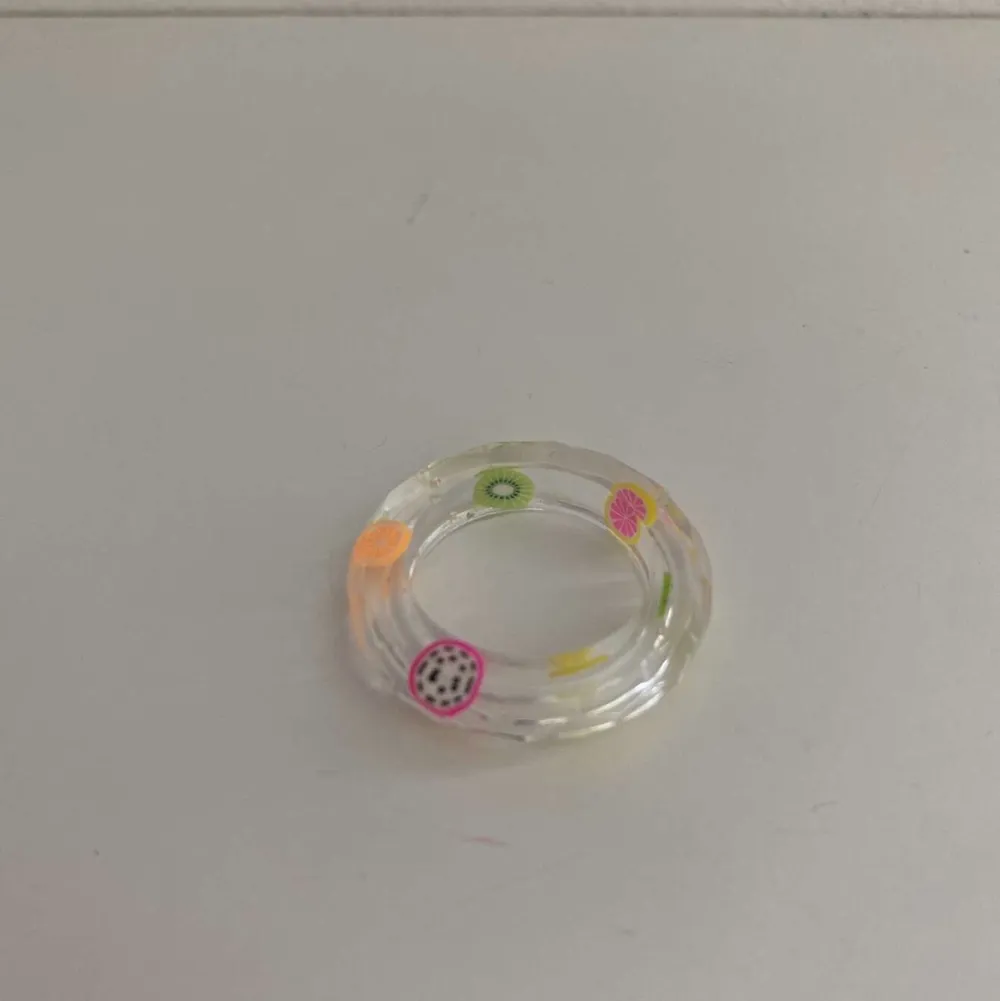  Resin Mixade frukt ringar 🥝 🍊 🍋 i två olika storlekar. 1 ring för 35 kr 2 för 70 och 3 för 100🤩. Köparen står för frakten📦🤩. Accessoarer.