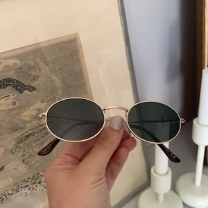 Solglasögon - Helt oanvända solglasögon i guld ram o brun melerade bågar. Frakt tillkommer.