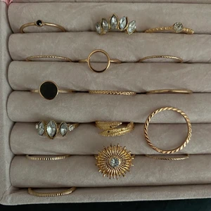 Guld ringar💛 - Ringar i guld från h&m💛Ny och oanvända! 15kr/st +frakt💛Pris kan diskuteras! Billigare vid köpa av fler!💛Olika storlekar! 30kr för alla