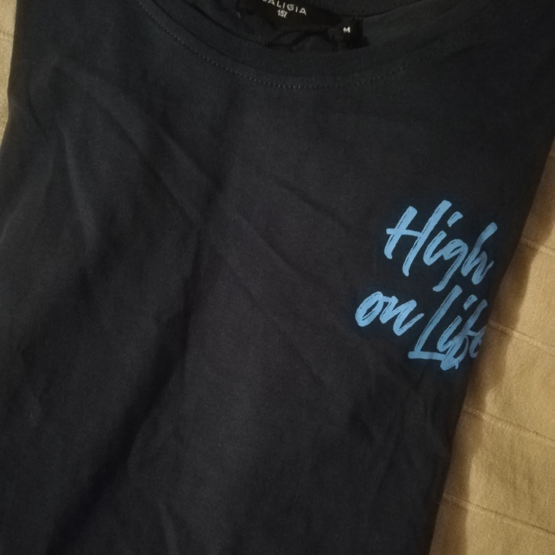 Oanvänd t-shirt Strl M High on life  - 91