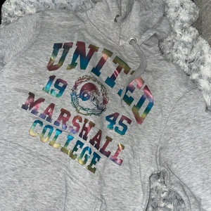 Hoodie - Grå hoodie med tryck