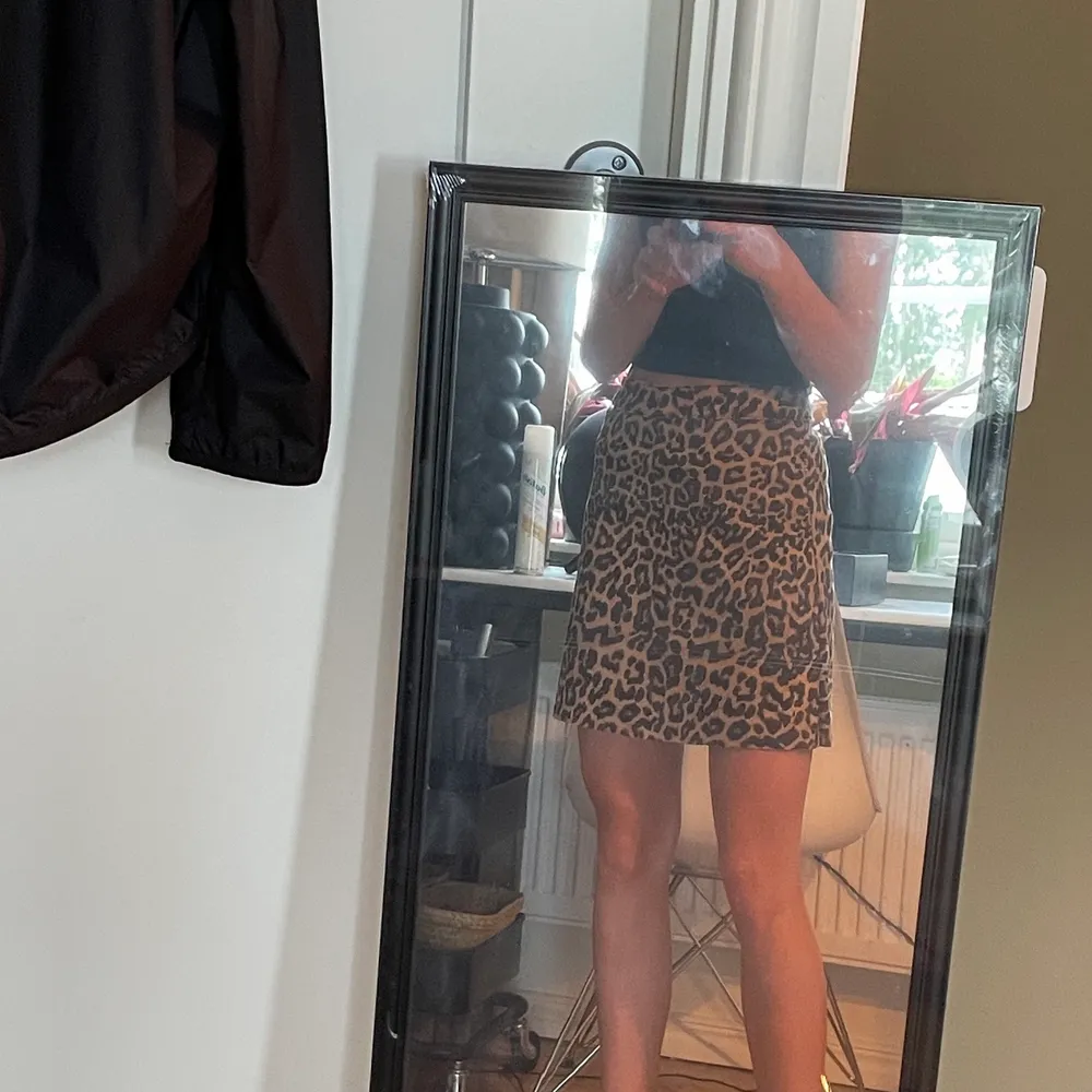 Säljer en fin leopard kjol från Nelly. Ordpris är 449kr men säljer 120kr☺️den är i väldigt bra skick eftersom den är aldrig använd (bara testad) prislappen finns kvar. Kjolar.