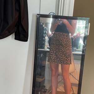 Säljer en fin leopard kjol från Nelly. Ordpris är 449kr men säljer 120kr☺️den är i väldigt bra skick eftersom den är aldrig använd (bara testad) prislappen finns kvar