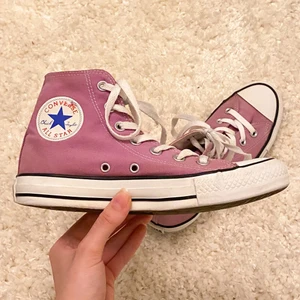 Lila Converse  - Fina lila Converse, perfekt nu i sommar💜💜 Köpte dessa denna månad men de var för små🥺 Fint skick, ena änden av ena skosnöret saknar den lilla ”kanten”. Frakt ingår inte. Om fler är intresserade blir det budgivning i mina DM💜