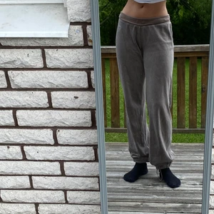 2000s mjukisar i gott skick - Mått där den slutar i midjan: 75-90 cm. Jag har 80 cm och de är lite lösa. De går att dra ihop vid fötterna och är lite långa på mig som är 162 så skulle säga att de kan passa upp till 170 cm långa människor :) kan mötas samt frakta