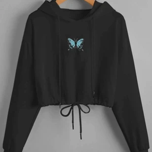 Fjärilshoodie! - Så fin fjärilshoodie! Säljer då den inte kommer till användning. Aldrig använd. Tunnt material vilket är perfekt till sommaren eller att träna i. Supersöt liten fjäril. 70kr