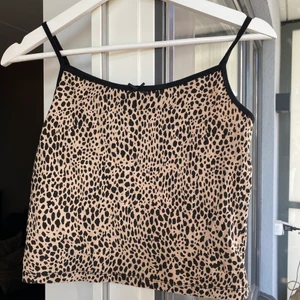 Leopard-mönstrad topp - En leopard-mönstrad topp från SHEIN. Aldrig använd. Den är väldigt kort och liten i storleken, men väldigt fin! Säljer den pga att den är för liten på mig.