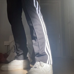 Adidas Byxor (utsvängda)  - Skit snygga och as bekväma Adidasbyxor. Dem har en dragkedja ner till som gör att dem faller snyggt på skorna. Älskar dem för mycket för att slänga, men dem kommer tyvärr inte till användning. Storlek 36 men de är justerbara i midjan 