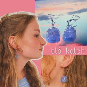 Handgjorda örhängen med blå kalcit ✨ Om blå Kalcit: Blå kalcit ger energi till kommunikation och inre seende. Den hjälper en att kyla ner hetsiga tankar, och gör istället plats för mer filosofiska och luftiga funderingar.